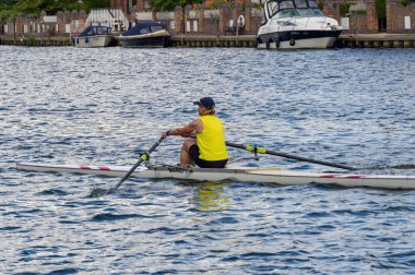 Marlow, Buckinghamshire, İngiltere - 20 Temmuz 2025: Marlow Kürek Kulübü üyesi Thames Nehri 'nde kürek çekiyor