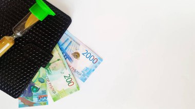 Günlüğü ve kum saati altında Rus banknot vardır