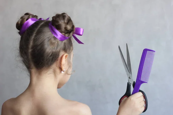 Concepto Peinado Cuidado Del Cabello Servicios Peluquería Chica Sosteniendo Tijeras — Foto de Stock