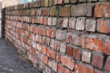 Eski kırmızı tuğla tuğla duvar. Doku, taş ve çimento. Eski boya. Satır ve münavebe.