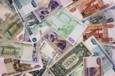 Çok para. Farklı ülkelerin banknotlar dönüşümlü olarak bir grup vardır. Ruble, dolar, Euro, yuan. Uluslararası iş ve Turizm kavramı.