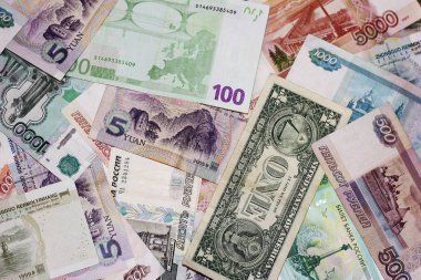 Farklı ülkelerin banknotlar dönüşümlü olarak bir grup vardır. Ruble, dolar, Euro, yuan. Uluslararası iş ve Turizm kavramı.
