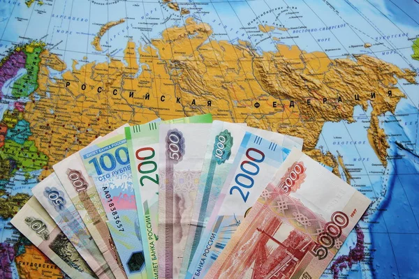 Russische bankbiljetten zijn een fan op de kaart. Bedrijfs- en concept. Russische Federatie. — Stockfoto