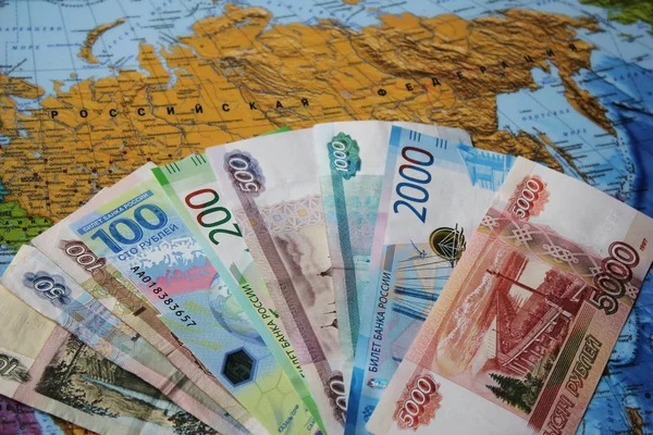 Russische Banknoten sind ein Fan des Konzepts map.business and policy. Russische Föderation. — Stockfoto