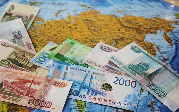 Russische Banknoten sind ein Fan des Konzepts map.business and policy. Russische Föderation. — Stockfoto