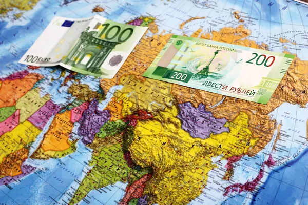 Banknoten Dollar, Euro und Rubel sind auf der politischen Landkarte der Welt. — Stockfoto