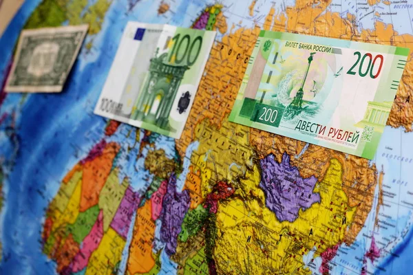 Banknoten Dollar Euro Und Rubel Sind Auf Der Politischen Landkarte — Stockfoto