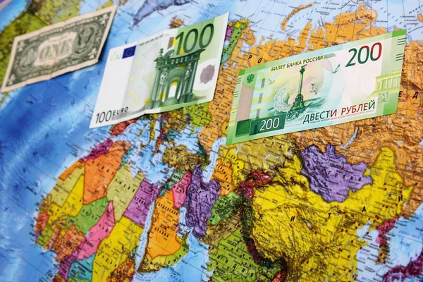 Banknoten Dollar, Euro und Rubel sind auf der politischen Landkarte der Welt. — Stockfoto