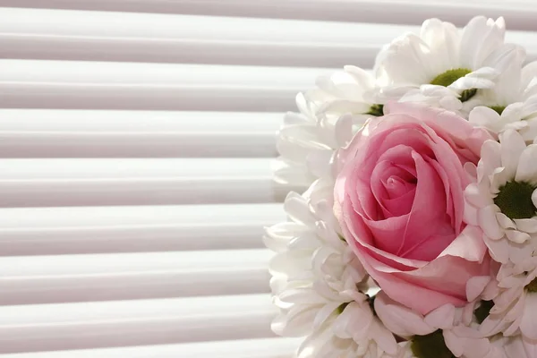 Buquê Crisântemos Brancos Uma Rosa Sobre Fundo Branco Conceito Férias — Fotografia de Stock