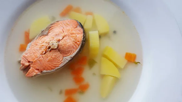 Суп из морепродуктов. Суп с лососем в белой тарелке . — стоковое фото