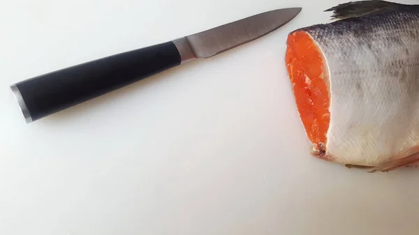 Roter Sockenaugenlachs. ein Stück geschnittener roter Fisch. Sockeye Lachs in der Sektion. Meeresfrüchte. — Stockfoto