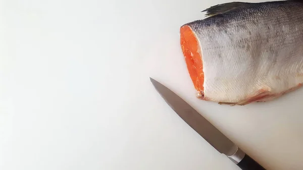 Red sockeye zalm. Een stuk gesneden rode vis. Rode zalm in de sectie. Schaal-en schelpdieren. — Stockfoto