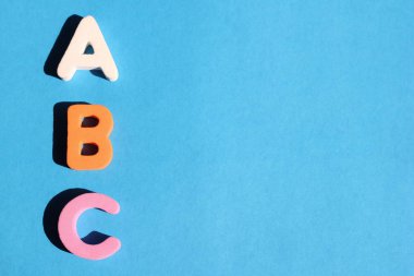 Mavi bir arka plan üzerinde İngiliz alfabesinin Abc ilk harfi. Metin için boş alan. Yabancı dil öğrenmek. Yeni başlayanlar için İngilizce.