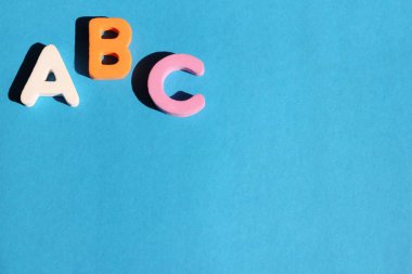 Mavi bir arka plan üzerinde İngiliz alfabesinin Abc ilk harfi. Metin için boş alan. Yabancı dil öğrenmek. Yeni başlayanlar için İngilizce.