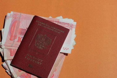Biyometrik Rus pasaportu ve yuan. Turizm, seyahat ve uluslararası ilişkiler kavramı.
