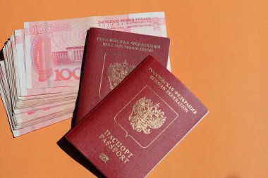 Biyometrik Rus pasaportu ve yuan. Turizm, seyahat ve uluslararası ilişkiler kavramı.