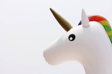 Tek boynuzlu atlar su kanatlarından yakından baş. Yaz tatili ve plaj konsepti.