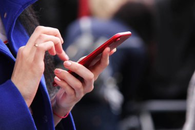 Telefonu tutan kadınların elleri. Dokunmatik telefon kullanımı.