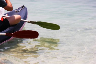 Berrak denizde kürekli tekne. Dinlen in ve seyahat edin. Su sporları
