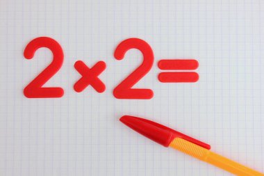 Temiz bir okul defterinde basit bir matematiksel örnek. Okula geri dön.