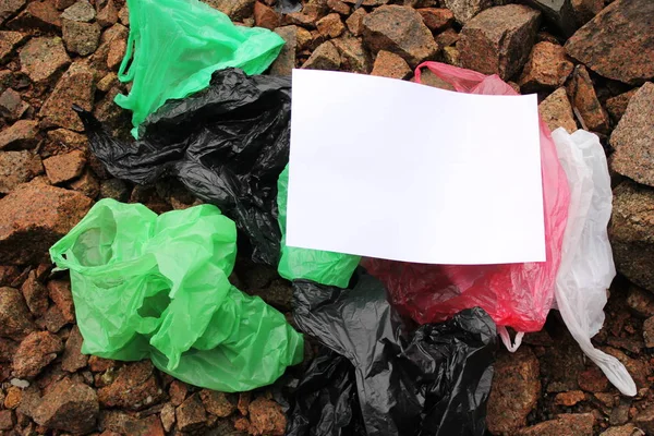 Ein Bündel wiederverwendbarer, mehrfarbiger Plastiktüten, die die Umwelt verschmutzen. — Stockfoto