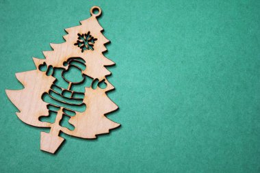 Yeşil bir arka plan üzerinde Noel Baba ile Ahşap Noel ağacı heykelcik.