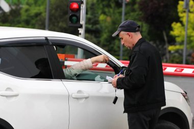 Vladivostok, Rusya - 3 Haziran 2019 : Ücretli Otopark girişi için sürücü şarj.