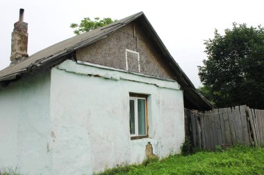 Kırsal eski harap ev.