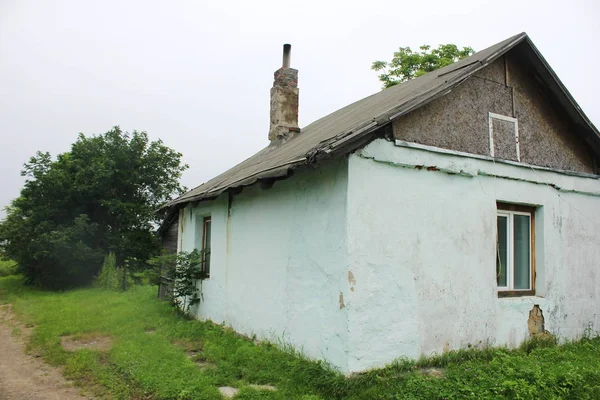 田舎の古い老朽化した家. — ストック写真