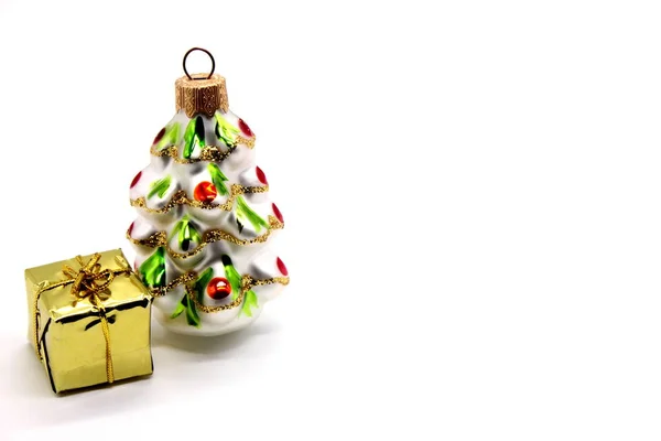 Vánoční dekorace-vánoční stromek a dárek na bílém pozadí — Stock fotografie