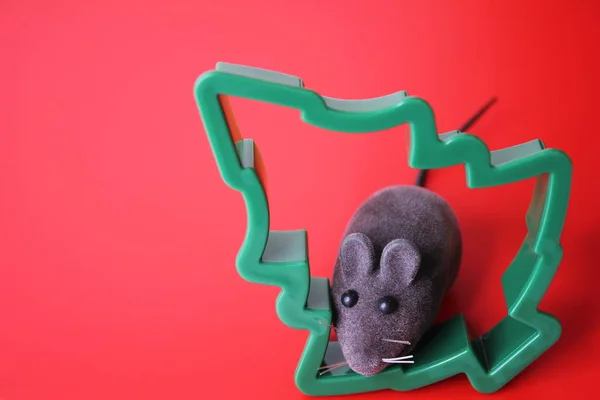 La souris est un symbole de la nouvelle année 2020. Jouet souris et la figure d'un arbre de Noël sur un fond rouge — Photo