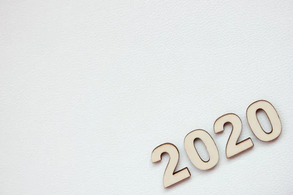 2020 número do ano novo é forrado com números de madeira em um fundo branco . — Fotografia de Stock