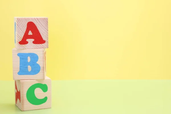 ABC - le prime lettere dell'alfabeto inglese su cubi giocattolo di legno . — Foto Stock