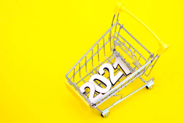 Čísla 2021 Supermarketu Vozíku Žlutém Pozadí Šťastný Nový Rok — Stock fotografie