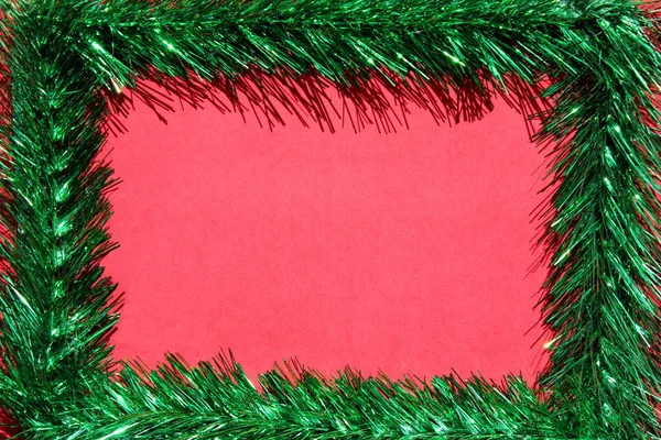 Weihnachtsrahmen Aus Grünem Lametta Auf Rotem Hintergrund Kopierraum Leerer Raum — Stockfoto