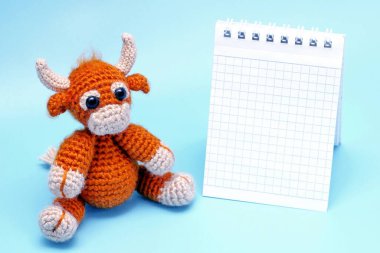 Amigurumi boğası. Boğa, 2021 yılının sembolüdür. Mutlu yıllar..