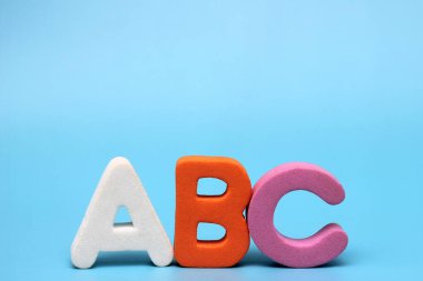 ABC harfleri mavi arka planda izole edilmiştir. İngilizce alfabesi.