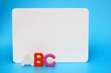 ABC - Beyaz Tahta 'nın yanındaki İngiliz alfabesinin harfleri. Eğitim kavramı. Boşluğu kopyala.