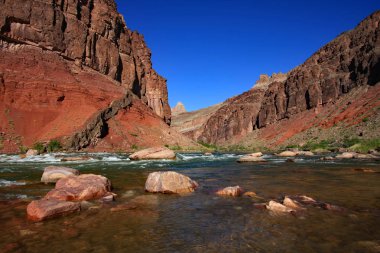 Renkli taşlar ve kayalar Hance Rapids Grand Kanyon Milli Parkı, Arizona, Colorado nehir.