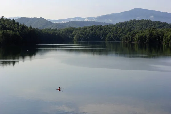 Kayaker Danau Santeetlah Yang Sangat Tenang Carolina Utara Dengan Pegunungan — Stok Foto