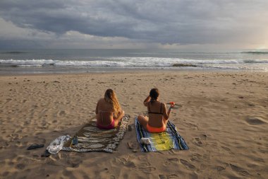 İki genç kadın üzerinde Playa El Coco, Nicaragua.