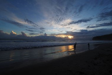 Playa El Coco, Nikaragua sörf balıkçılık çocuklar.