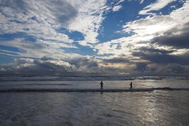 Playa El Coco, Nikaragua sörf balıkçılık çocuklar.