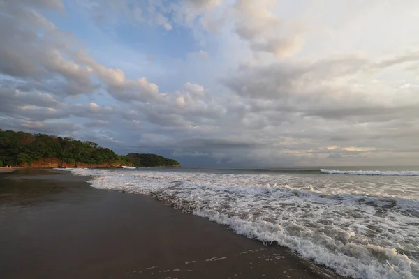 Puesta de sol en Playa El Coco, Nicaragua . — Foto de Stock