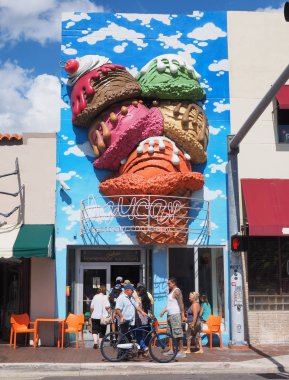 Azucar dondurma dükkanı Calle Ocho Miami üzerinde.