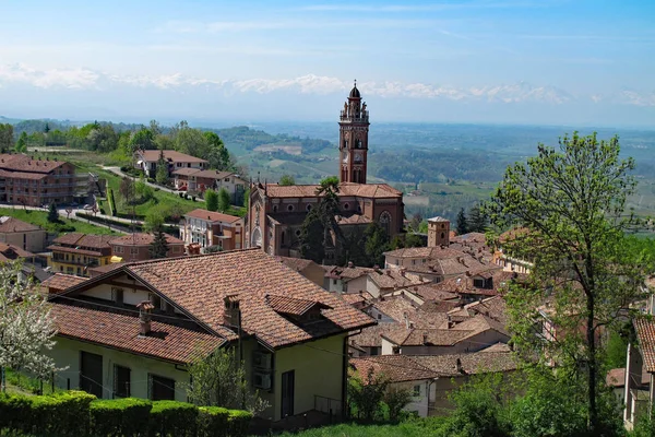 Monforte dAlba en la región vinícola del Piamonte del norte de Italia . — Foto de Stock