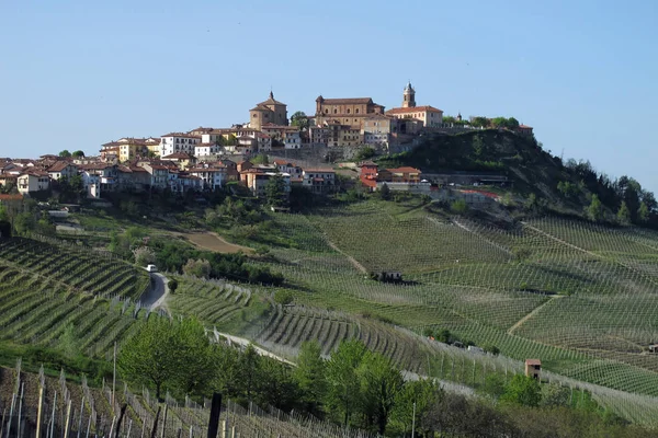 La ciudad de La Morra en la región vinícola del Piamonte del norte de Italia . — Foto de Stock