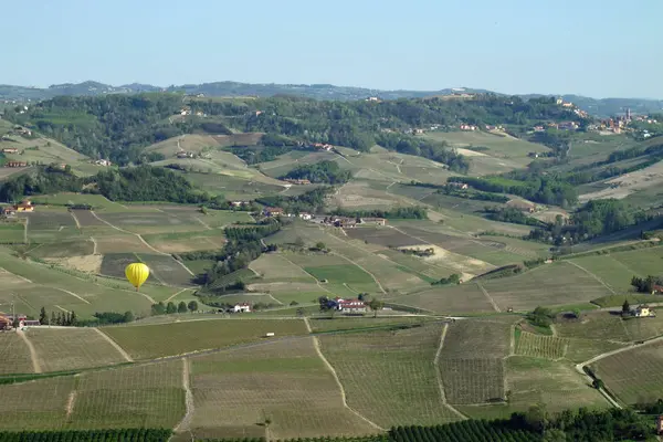 Balonem nad regionu Piemonte plaż we Włoszech. — Zdjęcie stockowe