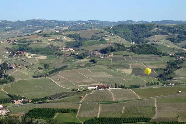 Globo de aire caliente sobre la región de Italys Piemonte . —  Fotos de Stock