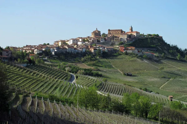 La ciudad de La Morra en la región vinícola del Piamonte del norte de Italia . — Foto de Stock